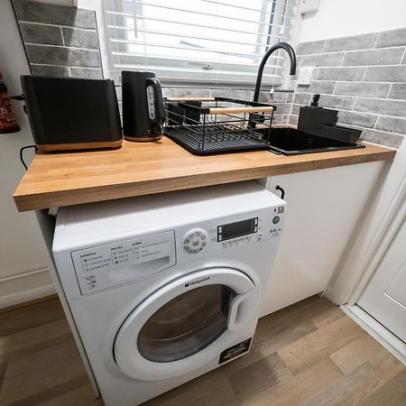 Appartamento Seaside Retreat: Luxury 1-Bed, Free Parking Portsmouth Esterno foto